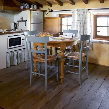 Hébergement de vacances Sleeps 11 Pool Air Con Wifi Toscella